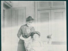 Елиза Винарова (права) и Султана Рачо Петрова. Б.м. Б.д.ЦДА, ф. 77К,оп. 5, а.е. 235