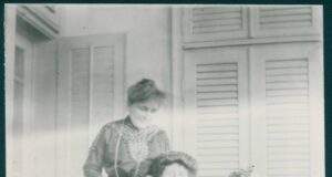 Елиза Винарова (права) и Султана Рачо Петрова. Б.м. Б.д.ЦДА, ф. 77К,оп. 5, а.е. 235