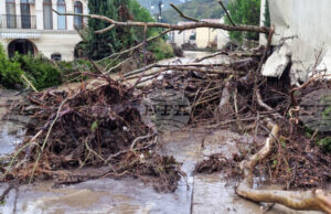 След потопа: Жителите на „Елените“ оставени без перспектива Четвърта жертва на наводненията в района на курортното селище Елените беше открита тази вечер, съобщи директорът на полицията в Бургас