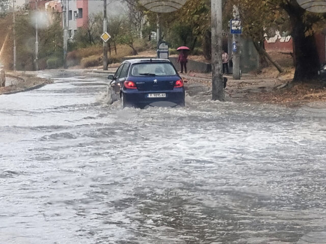След силен дъжд два автоподлеза във Варна са временно затворени, няма пострадали хора
