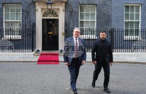 Стармър призовава съюзниците да „довършат работата“ със замразените руски активи, за да финансират отбраната на Украйна Стармър призовава съюзниците да "довършат работата" със замразените руски активи, за да финансират отбраната на Украйна