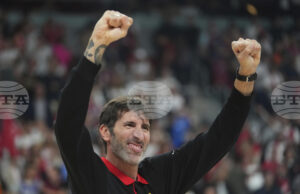 Старши треньорът на националния отбор на Германия по баскетбол Алекс Мумбру остава в болница