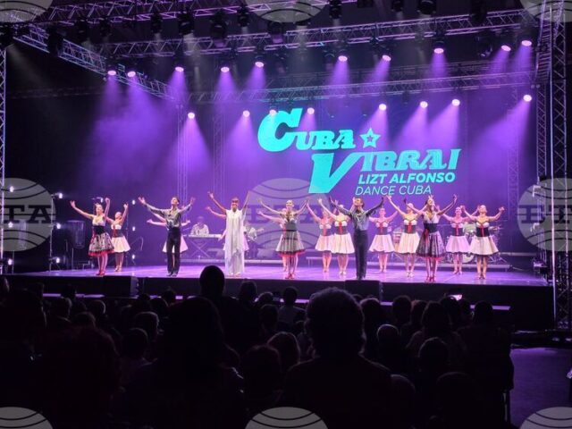 Танцьорите от „Куба Вибра“ представиха тази вечер музикален спектакъл в Танцьорите от „Куба Вибра“ представиха тази вечер музикален спектакъл в Панагюрище