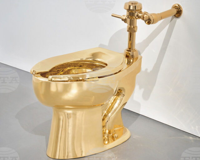 Тоалетна от масивно злато ще бъде предложена на търг в Тоалетна от масивно злато ще бъде предложена на търг в „Сотбис“ с начална цена от 10 милиона щатски долара