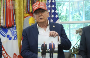 Тръмп заяви, че ще се срещне с Путин в Будапеща, изтъкна напредъка в преговорите за Украйна Президентът на САЩ Доналд Тръмп държи снимка на себе си с руския президент Владимир Путин в Овалния кабинет на Белия дом.