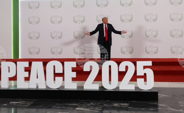 Доналд Тръмп стои на подиум с надпис "Мир 2025" преди началото срещата на световните лидери за прекратяване на войната в Газа