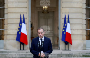 Льокорню прави изявление пред премиерската резиденция Отел Матиньон