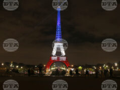 10 години от терористичните нападения в Париж – нощта, която промени Франция Хора гледат Айфеловата кула, осветена в цветовете на френското знаме в памет на жертвите на атентатите от 13 ноември.