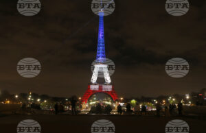 10 години от терористичните нападения в Париж – нощта, която промени Франция Хора гледат Айфеловата кула, осветена в цветовете на френското знаме в памет на жертвите на атентатите от 13 ноември.