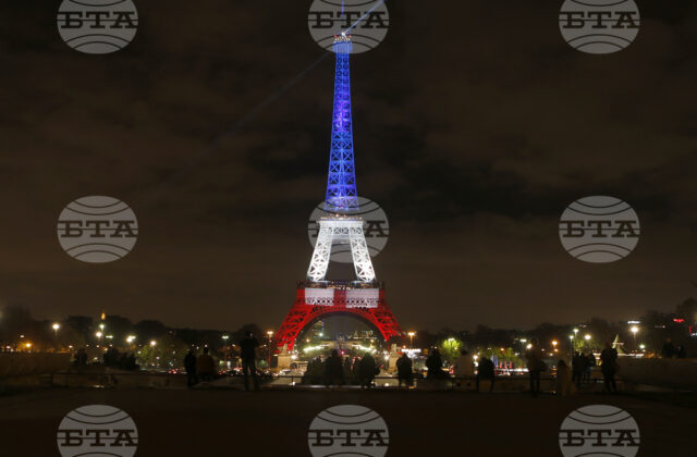 10 години от терористичните нападения в Париж – нощта, която Хора гледат Айфеловата кула, осветена в цветовете на френското знаме в памет на жертвите на атентатите от 13 ноември.
