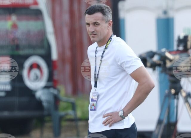 "Напълно заслужена победа срещу Берое", каза наставникът на Локомотив София Станислав Генчев