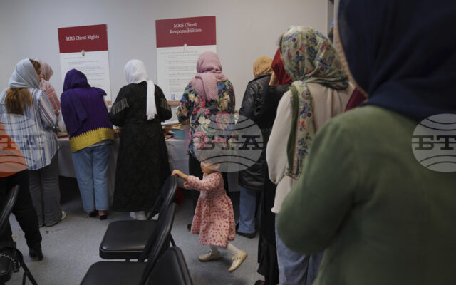 АП: Администрацията на Тръмп планира да направи проверка на документите на бежанците, приети по времето на Байдън