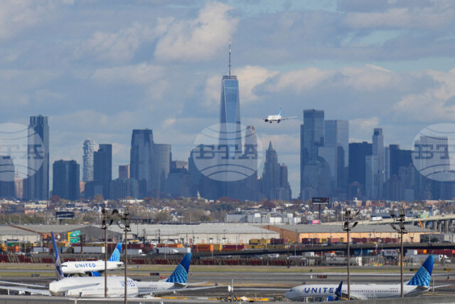 Авиокомпаниите в САЩ са отменили над 700 полета след нареждане Авиокомпаниите в САЩ са отменили над 700 полета след нареждане на Федералната авиационна администрация