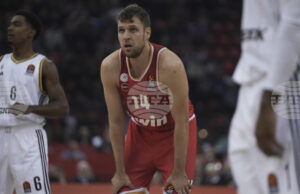 Александър Везенков реализира 13 точки при нова победа на Олимпиакос в Евролигата, Коди Милър-Макинтайър и Цървена звезда допуснаха поражение