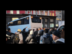 Белият автобус се върна. 12 години по-късно властта отново се барикадира от гражданите Бял автобус