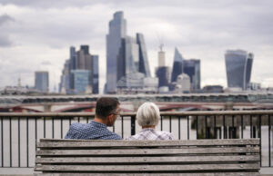 Бизнес активността във Великобритания се охлажда през ноември заради бюджетната несигурност, отчита ключово проучване
