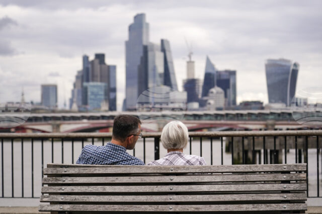 Бизнес активността във Великобритания се охлажда през ноември заради бюджетната несигурност, отчита ключово проучване