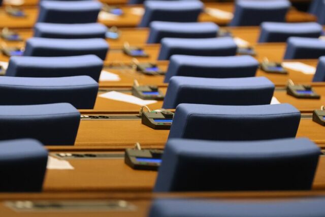 Блицконтрол и редовен парламентарен контрол са предвидени в дневния ред Народното събрание ще гласува предложения за сваляне на депутатски имунитети, както и за провеждане на референдум за лева, според проектопрограмата на парламента