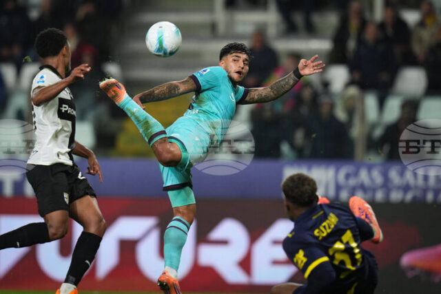 Болоня се справи с останалия с десет души тим на Парма в мач от Серия А