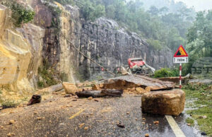 Броят на жертвите на наводненията във Виетнам е достигнал 90 души