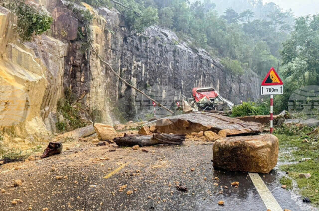 Броят на жертвите на наводненията във Виетнам е достигнал 90 души