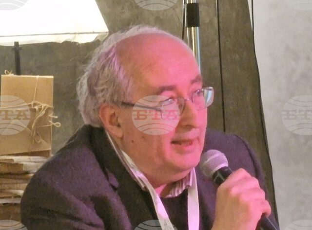 Българското общество има огромен проблем с преработването на паметта за Българското общество има огромен проблем с преработването на паметта за комунистическото минало, каза журналистът Тони Николов