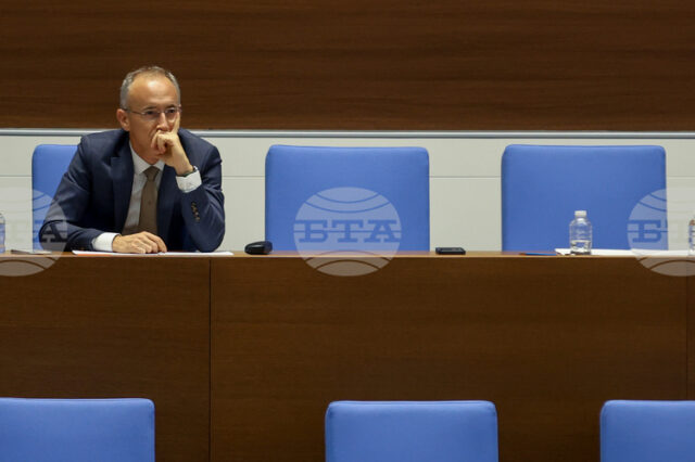 В Регионалните управления на образованието няма одитори, които да осъществяват финансов контрол, каза министър Красимир Вълчев