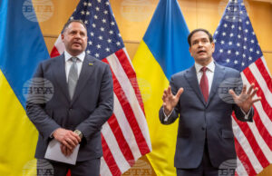 В различни формати преговорите за мир в Украйна продължават Андрий Ермак, началник на канцеларията на украинския президент Володимир Зеленски, и държавният секретар на САЩ Марко Рубио на пресконференция в Женева след консултациите по предложенията за мирен план за Украйна, 23 ноември 2025 г.