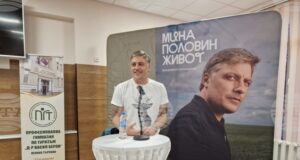 Владимир Карамазов разказа истории от живота си пред ученици и учители във Велико Търново