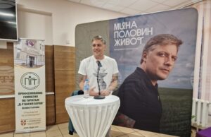 Владимир Карамазов разказа истории от живота си пред ученици и учители във Велико Търново