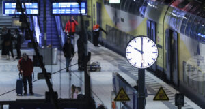 Германия удължава действието на месечния абонамент за влаковете, но цените се увеличават