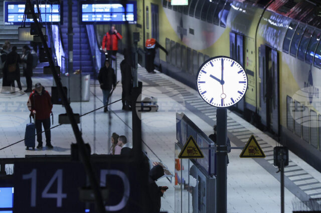 Германия удължава действието на месечния абонамент за влаковете, но цените се увеличават