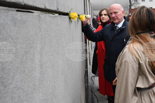 Германската столица отбеляза 36-ата годишнина от падането на Берлинската стена Германската столица отбеляза 36-ата годишнина от падането на Берлинската стена