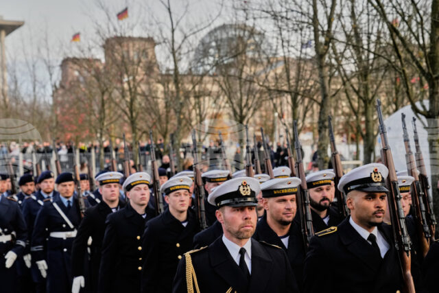 Германските управляващи се споразумяха за нов план за въвеждането на доброволна военна служба