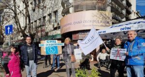 Граждани протестираха в София срещу дискриминиране на хората с увреждания като участници в движението