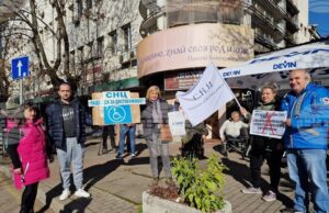 Граждани протестираха в София срещу дискриминиране на хората с увреждания като участници в движението