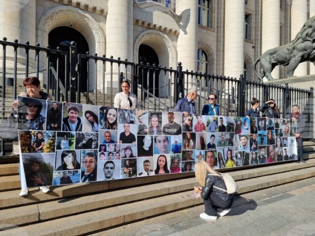 Граждани се събраха пред Съдебната палата в София в името на всички загинали по пътищата
