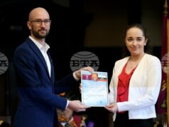 Д-р Диана Чолакова от Факултета по химия и фармация получи наградата на Столичната община за най-добър млад учен на Софийския университет Д-р Диана Чолакова от Факултета по химия и фармация получи наградата на Столичната община за най-добър млад учен на Софийския университет