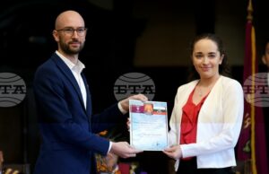 Д-р Диана Чолакова от Факултета по химия и фармация получи наградата на Столичната община за най-добър млад учен на Софийския университет