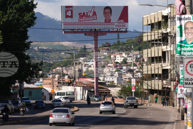 ДОПЪЛНЕНА
                                                                                                Гласоподавателите в Хондурас избират днес дали левицата да продължи да управлява или да върнат на власт десницата