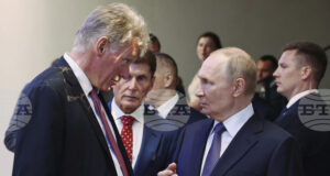 ДОПЪЛНЕНА
                                                                                                За решаването на въпроса с Украйна е нужна работа, а не среща Путин-Тръмп, заяви Кремъл