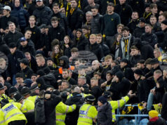 Двама привърженици на Йънг Бойс са задържани за хвърляне на счупени седалки по време на безредици на Вила Парк