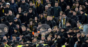 Двама привърженици на Йънг Бойс са задържани за хвърляне на счупени седалки по време на безредици на Вила Парк