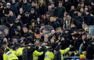Двама привърженици на Йънг Бойс са задържани за хвърляне на счупени седалки по време на безредици на Вила Парк