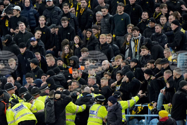 Двама привърженици на Йънг Бойс са задържани за хвърляне на счупени седалки по време на безредици на Вила Парк