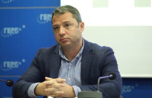 Делян Добрев предлага съкращаване на 10 500 незаети бройки в администрацията, което ще спести 500 млн. евро Делян Добрев