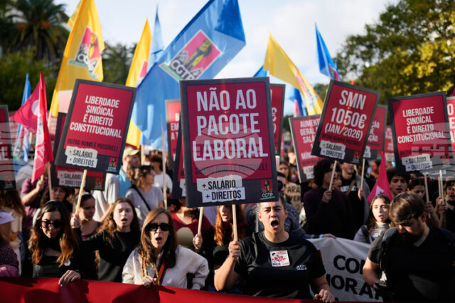 Десетки хиляди в Португалия протестираха срещу предложените трудови реформи Десетки хиляди в Португалия протестираха срещу предложените трудови реформи
