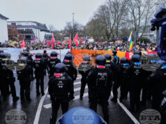 Полицаи охраняват протеста срещу учредяването на новата младежка организация на „Алтернатива за Германия“ в град Гисен, 29 ноември 2025 година.