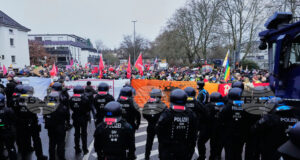 Полицаи охраняват протеста срещу учредяването на новата младежка организация на „Алтернатива за Германия“ в град Гисен, 29 ноември 2025 година.