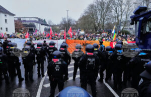 Полицаи охраняват протеста срещу учредяването на новата младежка организация на „Алтернатива за Германия“ в град Гисен, 29 ноември 2025 година.